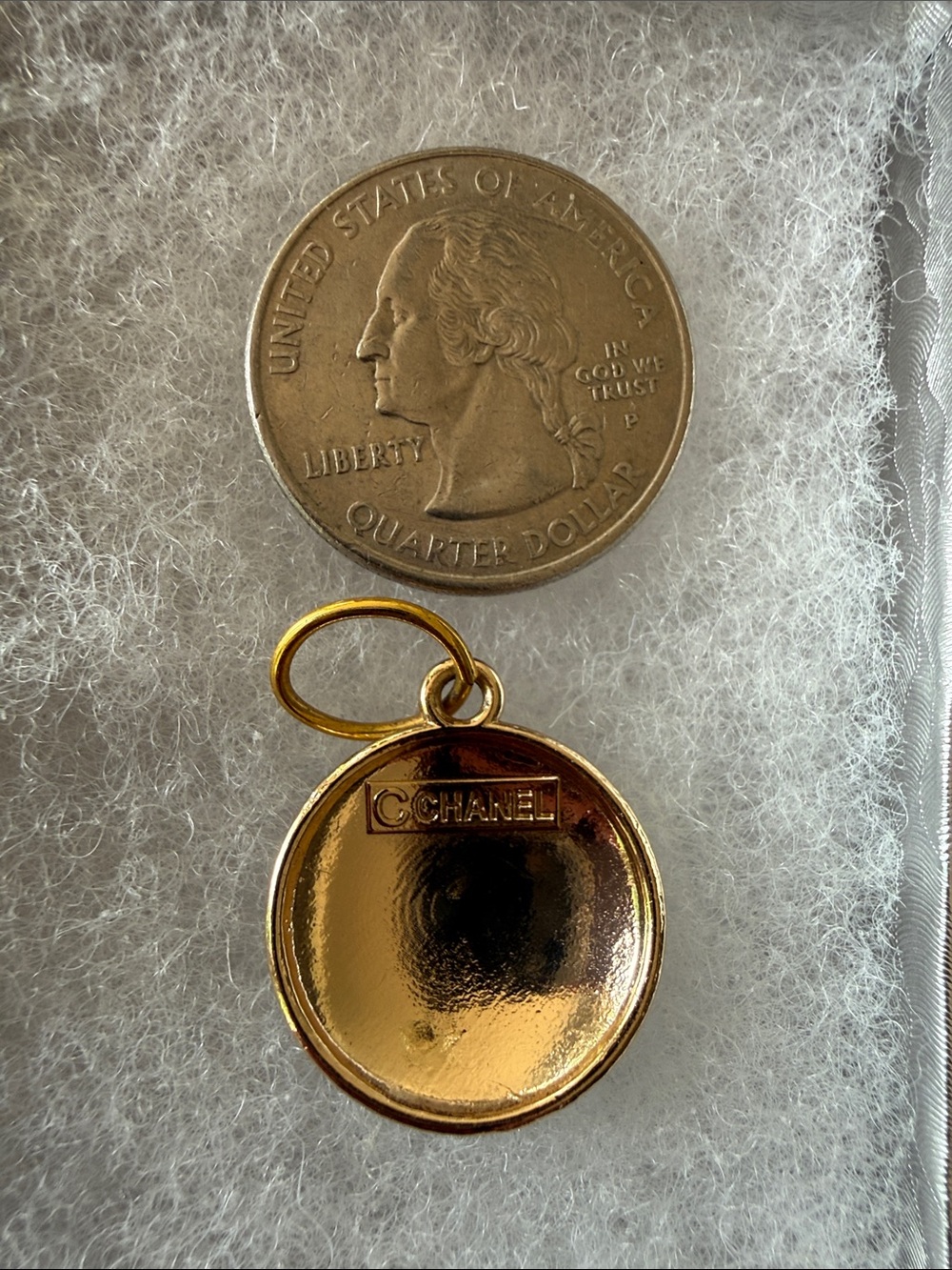 ChaneI Black and Gold Round Logo Charm Pendant - Picture 3 of 4